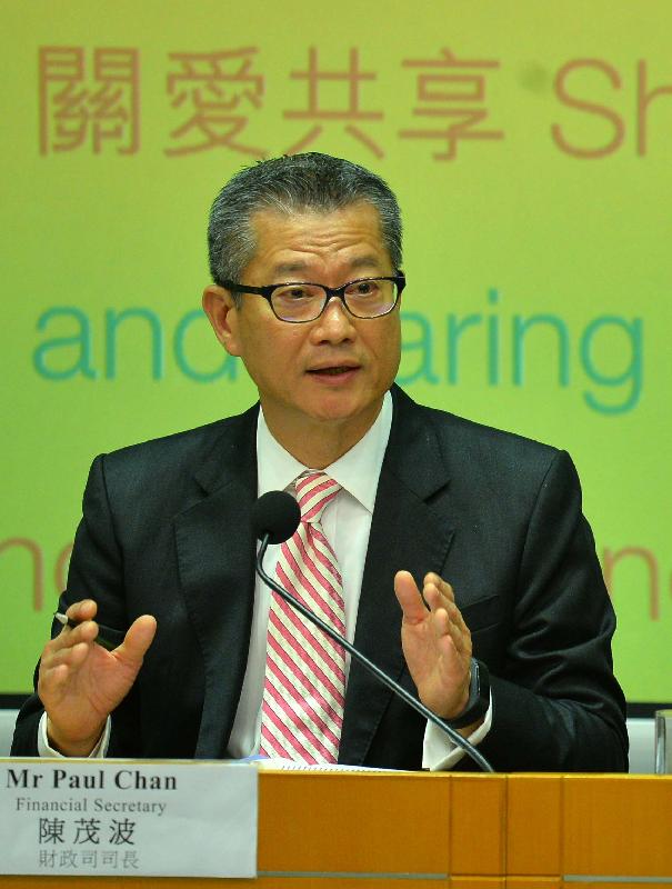 The Financial Secretary, Mr Paul Chan, holds a press conference on the 2017-18 Budget this afternoon (February 22) at Central Government Offices in Tamar. Picture shows Mr Chan elaborating on the Budget at the press conference.