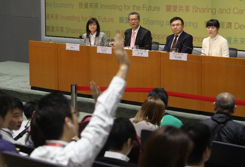 The Financial Secretary, Mr Paul Chan (second left), holds a press conference on the 2017-18 Budget this afternoon (February 22) at Central Government Offices in Tamar. Picture shows Mr Chan responding to questions at the press conference. Also attending are the Secretary for Financial Services and the Treasury, Professor K C Chan (second right); the Permanent Secretary for Financial Services and the Treasury (Treasury), Ms Elizabeth Tse (first left); and the Government Economist, Mrs Helen Chan (first right).