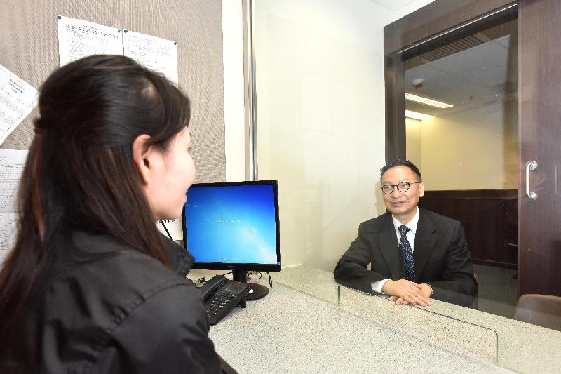 公务员事务局局长张云正（右）今日（二月二十三日）参观法律援助署的申请及审查科，了解职员如何处理民事法援申请。