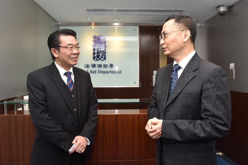 The Secretary for the Civil Service, Mr Clement Cheung (right), visited the Legal Aid Department today (February 23). He is pictured meeting with the Director of Legal Aid, Mr Thomas Kwong, to learn more about the work of the department.