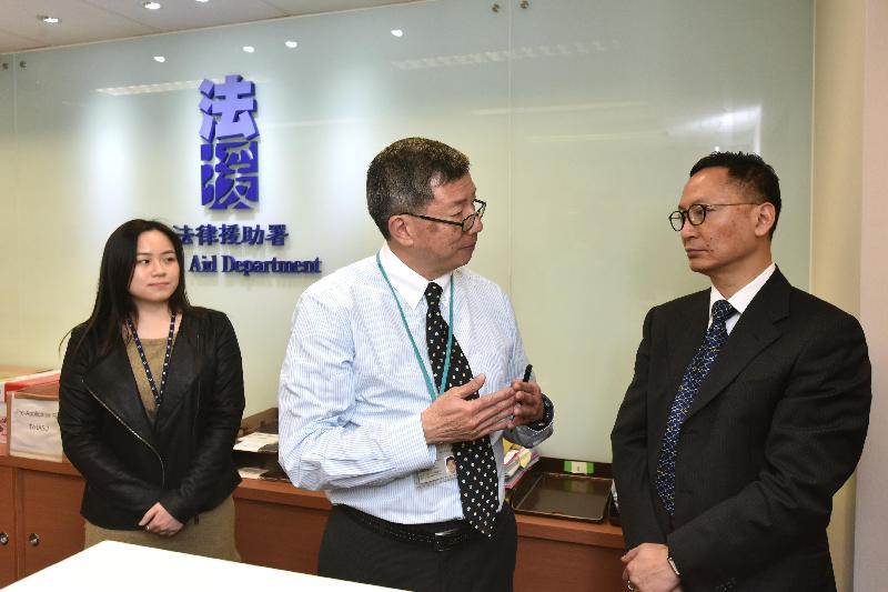 While touring the Application and Processing Division of the Legal Aid Department today (February 23), the Secretary for the Civil Service, Mr Clement Cheung (right), is briefed by front-line staff members of the Information and Application Services Unit about their work on provision of enquiry and appointment services to the public.