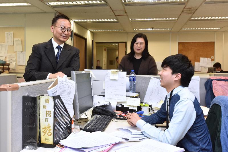 The Secretary for the Civil Service, Mr Clement Cheung (left), visited the Litigation Division of the Legal Aid Department today (February 23) and was briefed by staff of the Crime Section on the processing of criminal legal aid applications and handling of criminal litigation at all court levels.