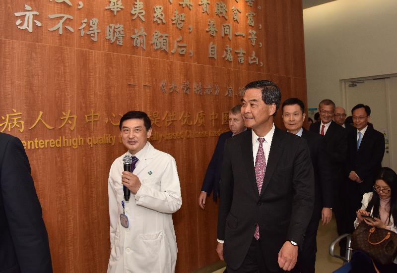 行政長官梁振英今日（二月二十三日）在深圳參觀香港大學深圳醫院。圖示梁振英參觀中醫針灸推拿區。