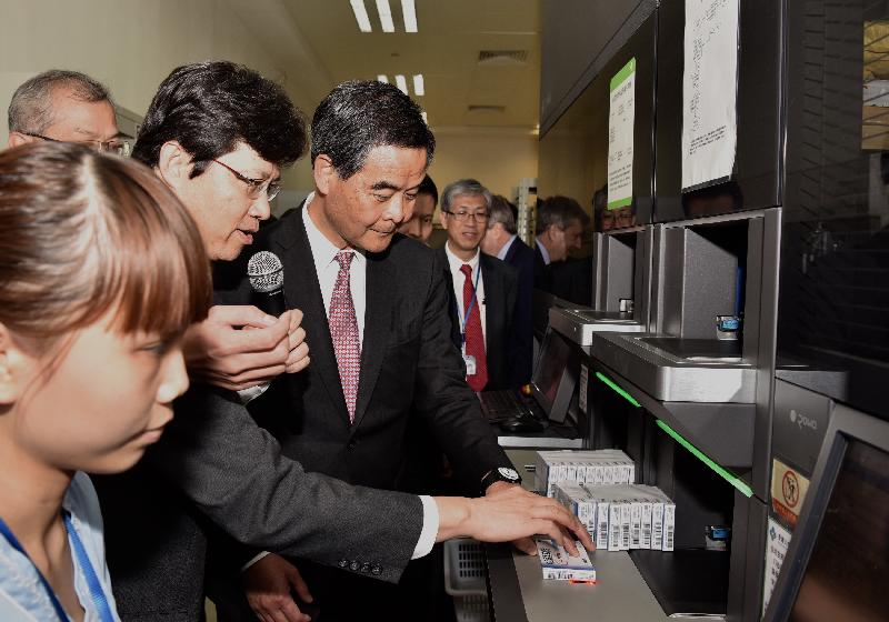 The Chief Executive, Mr C Y Leung, visited the University of Hong Kong - Shenzhen Hospital in Shenzhen today (February 23). Picture shows Mr Leung (third left) viewing the automatic sorting of drugs at the Pharmacy.