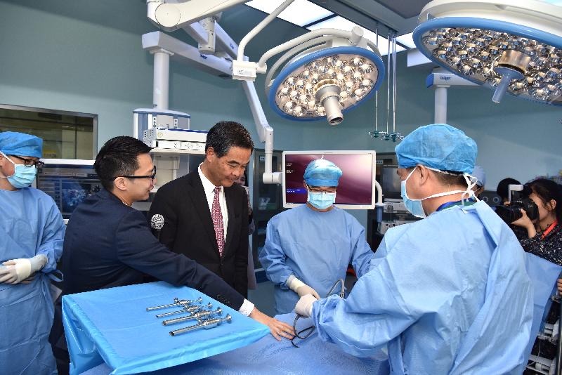 The Chief Executive, Mr C Y Leung, visits Asia's largest operating theatre at the University of Hong Kong - Shenzhen Hospital in Shenzhen today (February 23).