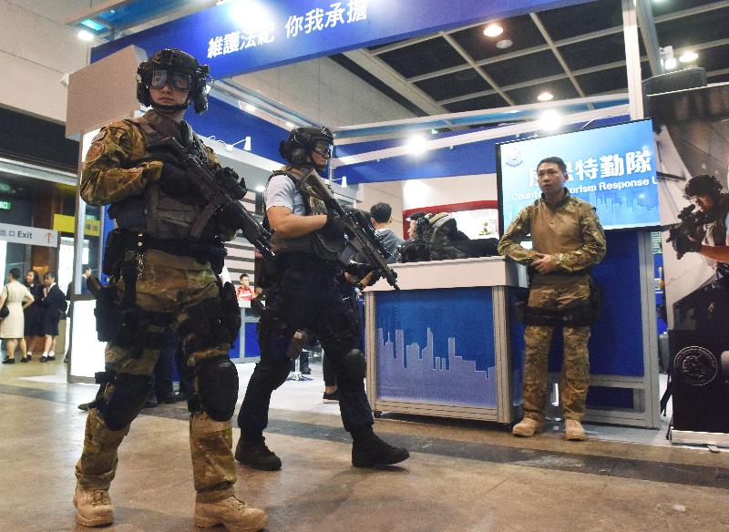 反恐特勤队人员在博览会上展示其制服及装备。
