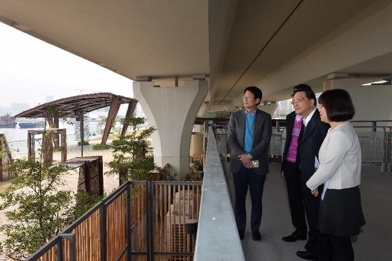 The Secretary for Transport and Housing, Professor Anthony Cheung Bing-leung (second right), visits Kwun Tong District this afternoon (February 23) to get an update by the Head of Energizing Kowloon East Office, Ms Brenda Au (first right), on improving the walking environment and traffic situation in Kowloon East.