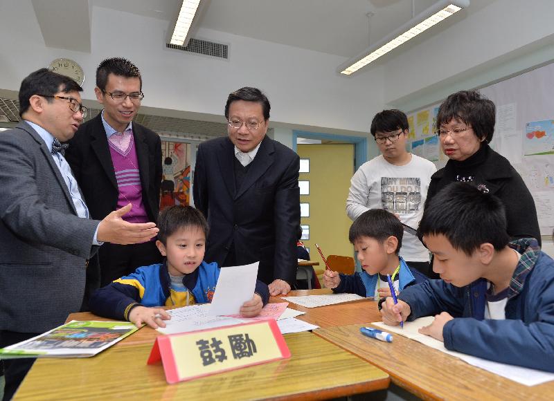 The Secretary for Transport and Housing, Professor Anthony Cheung Bing-leung (fourth left), accompanied by the District Officer (Kwun Tong), Mr Gilford Law (second left), visits primary students in a tuition class at Buddhist Chi King Primary School this afternoon (February 23) to learn about their studies. The tuition class is one of the activities of the 333 Learning Companion Leadership Program, which aims at encouraging students through an array of activities to become self-motivated learners, develop self-confidence and the willingness to help others.