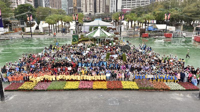 More than 1 100 students from 36 schools worked together to help put up the spectacular mosaiculture display “Park Fun” at Victoria Park today (February 25). The display is embellished with more than 30 000 colourful flowering plants of various species.