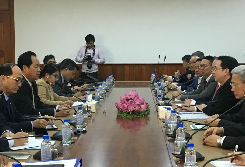 发展局局长马绍祥（右二）今日（二月二十七日）在柬埔寨金边与柬埔寨国土、城市规划和建设部大臣Chea Sophara（左二）会面。