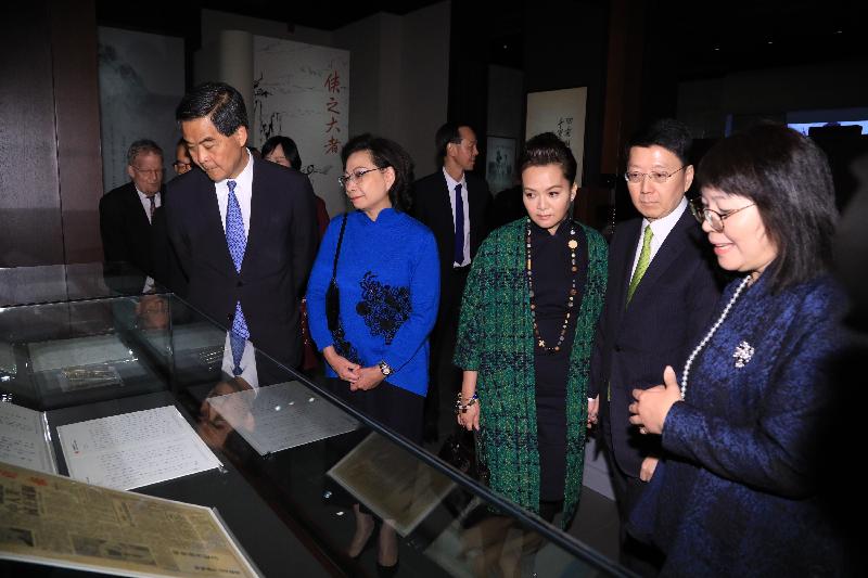 行政长官梁振英今日（二月二十八日）在香港文化博物馆出席「金庸馆」开幕典礼。图示梁振英（前排左一）及夫人（前排左二）参观展览。