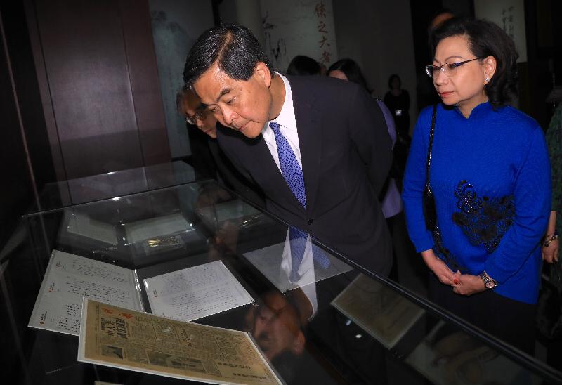 行政長官梁振英今日（二月二十八日）在香港文化博物館出席「金庸館」開幕典禮。圖示梁振英及夫人參觀展覽。