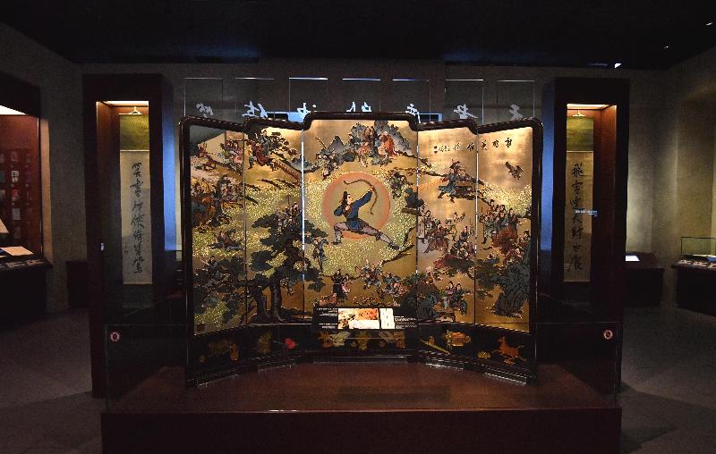 全港首個以著名作家查良鏞博士（筆名金庸）為主題的常設展館——「金庸館」，今日（二月二十八日）在香港文化博物館揭幕。圖示由查良鏞博士提供的《射鵰英雄傳》小說人物屏風（一九八○年代） 。