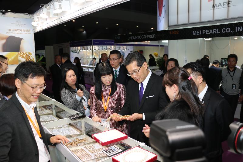 The Secretary for Commerce and Economic Development, Mr Gregory So (third right), accompanied by the Executive Director of the Hong Kong Trade Development Council, Ms Margaret Fong (third left), tours the Hong Kong International Diamond, Gem & Pearl Show today (February 28). The show, together with the Hong Kong International Jewellery Show, attracted over 4 400 exhibitors from over 50 countries and regions. 