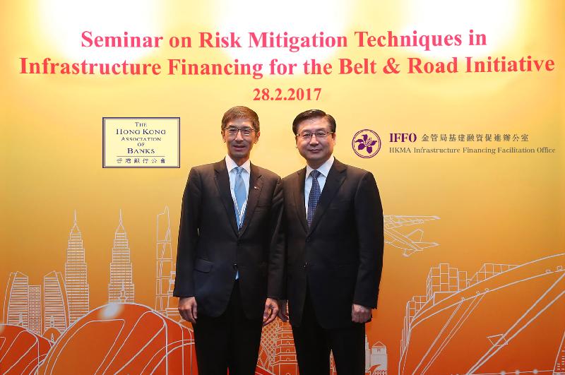 The Hong Kong Association of Banks (HKAB) and the Hong Kong Monetary Authority (HKMA) Infrastructure Financing Facilitation Office (IFFO) jointly held the Seminar on Risk Mitigation Techniques in Infrastructure Financing for the Belt and Road Initiative today (February 28). Photo shows the Executive Director (External) of the HKMA and Deputy Director of the IFFO, Mr Vincent Lee (left), and the Acting Chairperson of the HKAB and Chief Risk Officer of the Bank of China (Hong Kong), Mr Li Jiuzhong (right), at the seminar.