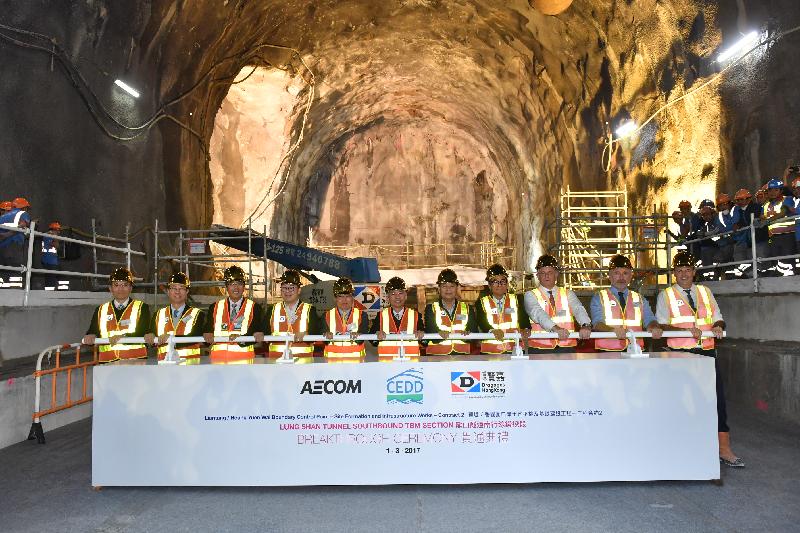 The breakthrough ceremony of the southbound tube of the Lung Shan Tunnel (Tunnel Boring Machine Section) under the Liantang/Heung Yuen Wai Boundary Control Point project was held at its work site in Lau Shui Heung, Fanling, today (March 1). Photo shows the officiating guests (from left): representatives of the project's consultant Mr Stephen Lai and Mr Charlton Wong; the Project Manager of the Civil Engineering and Development Department New Territories East Development Office, Mr Wong Wai-man; the Chairman of the North District Council (NDC) Traffic and Transport Committee and Legislative Council member Mr Lau Kwok-fan; the Director of Civil Engineering and Development, Mr Lam Sai-hung; the Permanent Secretary for Development (Works), Mr Hon Chi-keung; the Chairman of the NDC, Mr So Sai-chi; the Chairman of the Tai Po District Council Traffic and Transport Committee, Dr Lau Chee-sing; and representatives of the project's main contractor Mr Nicolas Borit, Mr Wes Jones and Mr Daniel Altier.