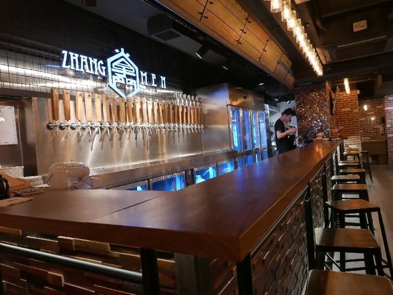 Taiwan-based ZhangMen Brewing Company announced today (March 1) that it has set up its first flagship store outside Taiwan in Hong Kong. The pub offers 24 varieties of craft beer, brewed by its own factory in Taiwan and shipped to Hong Kong directly.