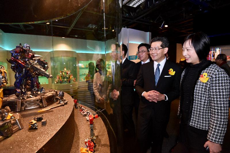 「香港玩具傳奇」展覽今日（三月一日）於香港歷史博物館開幕。圖示（左起）香港玩具廠商會會長譚祖德、商務及經濟發展局局長蘇錦樑和康樂及文化事務署署長李美嫦一同參觀展覽。