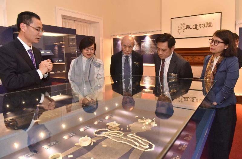 The opening ceremony of the exhibition entitled "The Legacy of Liangzhu Culture: Neolithic Relics from the Zhejiang Provincial Museum" was held at the Flagstaff House Museum of Tea Ware today (March 2). The exhibition is jointly organised by the Hong Kong Museum of Art and the Zhejiang Provincial Museum. Photo shows the touring guests (from left) Research Fellow of Zhejiang Provincial Institute of Cultural Relics and Archaeology, Mr Wang Ningyuan; the Under Secretary for Home Affairs, Ms Florence Hui; the Chairman of the Art Sub-committee of the Museum Advisory Committee, Mr Vincent Lo; the Assistant Director of Leisure and Cultural Services (Heritage and Museums), Mr Chan Shing-wai; and the Museum Director of the Hong Kong Museum of Art, Miss Eve Tam.