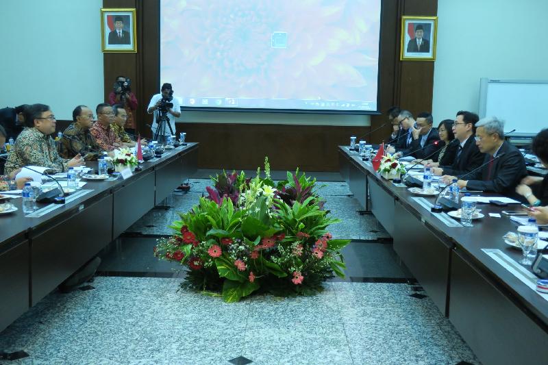 The Secretary for Development, Mr Eric Ma (second right), meets the Minister of National Development Planning of Indonesia, Mr Brodjonegoro Bambang (first left), in Jakarta, Indonesia, yesterday (March 1).