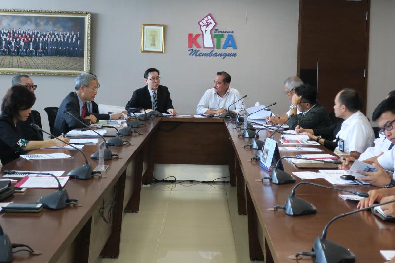 發展局局長馬紹祥（左五）昨日（三月一日）在印尼雅加達與印尼公共工程及住房部建設科總司長Yusid Toyib（左六）會面。  
