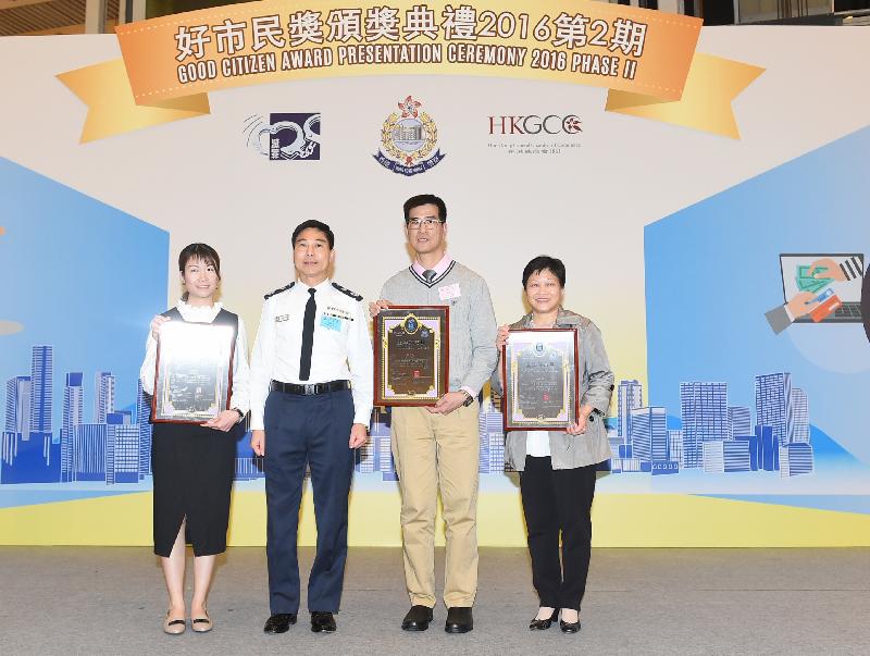 警務處副處長（管理）周國良頒發「全年好市民獎」予（左起）陳寶琪、梁永強和江淑娟。
