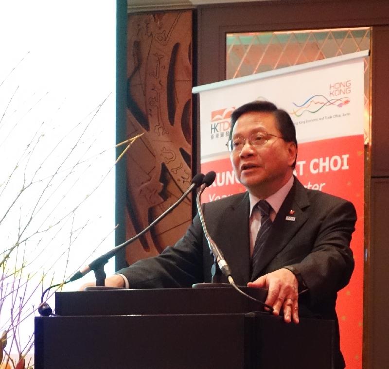 Before concluding his visit in Hamburg, Germany, the Secretary for Transport and Housing, Professor Anthony Cheung Bing-leung, attends the Chinese New Year dinner reception hosted by the Hong Kong Economic and Trade Office, Berlin yesterday (March 2, Hamburg time) to share thoughts with participants on potential new opportunities under the Mainland's Belt and Road Initiative.