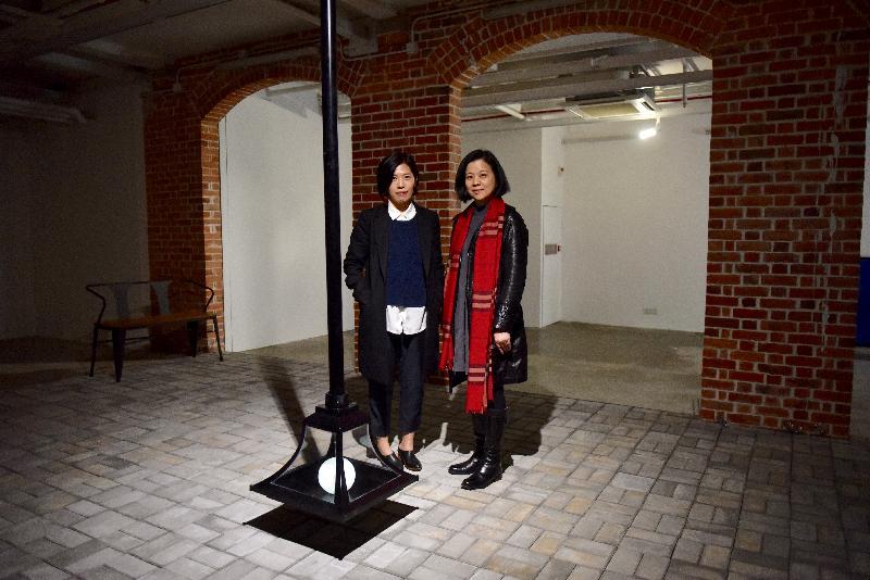 The "performingART" project series organised by Oi! is now in progress, inviting artists to use ordinary things to explore the delicate relationship between the real and unreal. Photo shows artist Wong Wai-yin (left) and the Curator (Community Art) of the Art Promotion Office, Ms Ivy Lin (right), today (March 3) introducing an exhibited artwork.