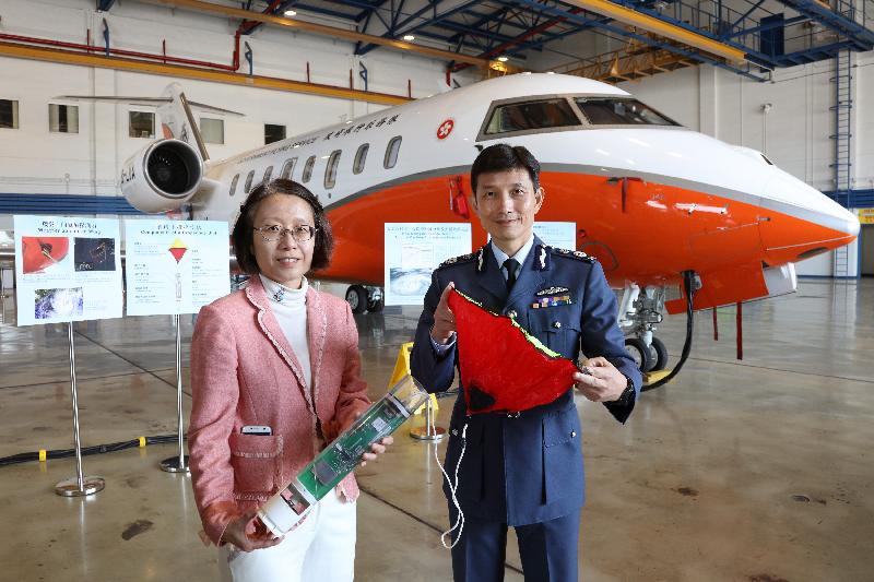 政府飞行服务队总监陈志培（右）和天文台助理台长刘心怡（左）今日（三月三日）在联合记者会上展示下投式探空仪。