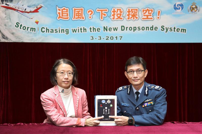 The Controller of the Government Flying Service, Captain Michael Chan (right), and the Assistant Director of the Hong Kong Observatory, Ms Sharon Lau (left), introduced the dropsonde system at a joint press conference today (March 3).