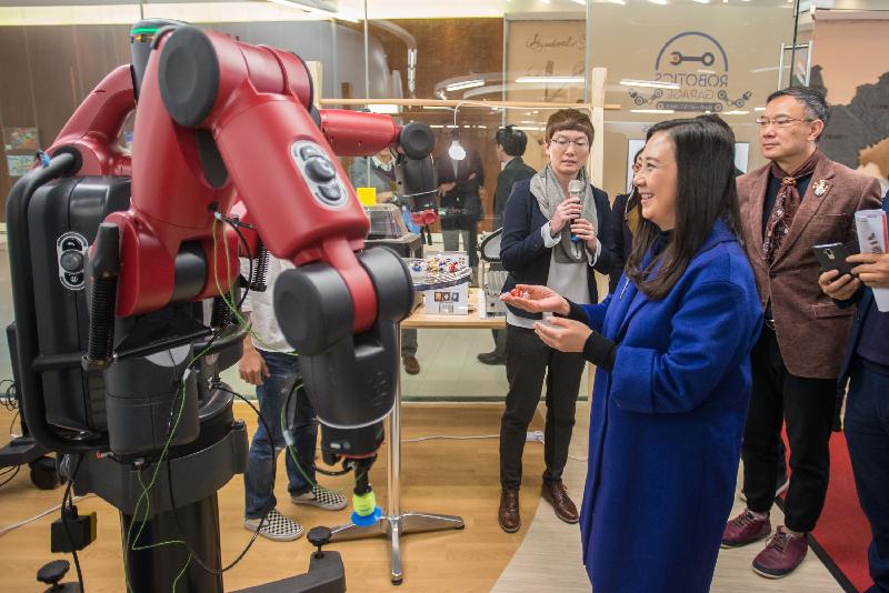 立法会议员今日（三月三日）在参观香港科学园的机械人创作坊期间观看机械人示范。
