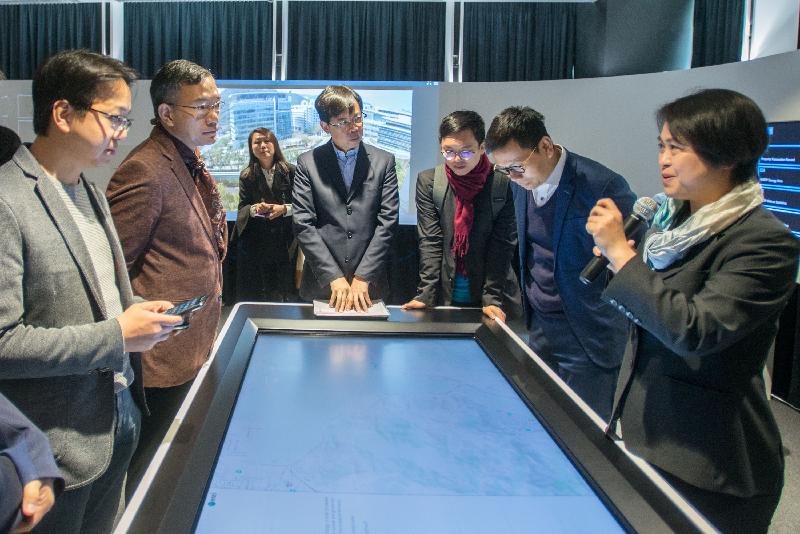 Members of the Legislative Council visited the Data Studio in the Hong Kong Science Park today (March 3) to learn about the technical assistance provided by the Hong Kong Science and Technology Parks Corporation to facilitate the use of open data.