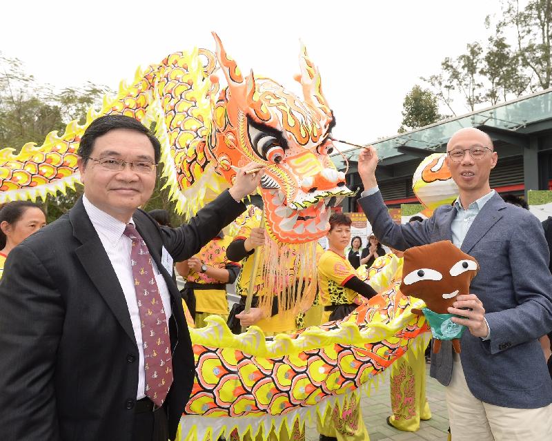 The Secretary for the Environment, Mr Wong Kam-sing (right) and the General Secretary of the Hong Chi Association, Mr Aldan Kwok, officiate at the eye-dotting ceremony for the opening of the Yuen Long Community Green Station today (March 6).