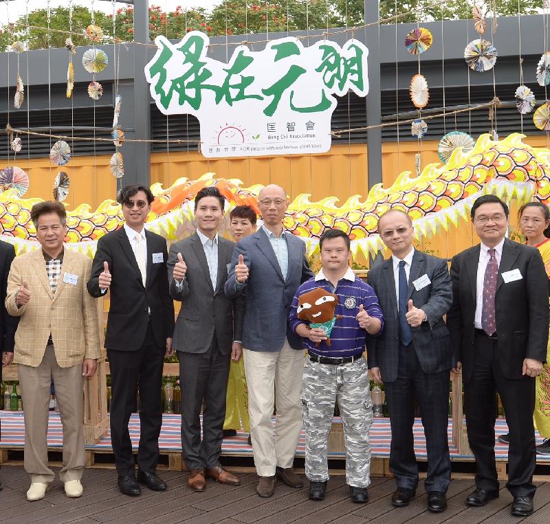 The Secretary for the Environment, Mr Wong Kam-sing (centre), is pictured with other officiating guests at the opening ceremony of the Yuen Long Community Green Station (CGS) today (March 6). Other officiating guests are the Chairman of the Environmental Improvement Committee of Yuen Long District Council, Mr Leung Fuk-yuen (first left); the Chairman of Yuen Long District Council, Mr Shum Ho-kit (second left); the Acting Yuen Long District Officer, Mr Steve Wong (third left); the Chairman of Hong Chi Association (HCA), Mr Owen Chan (second right); and the General Secretary of the HCA, Mr Aldan Kwok (first right). 