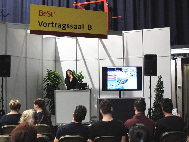 香港駐柏林經濟貿易辦事處處長何小萍在三月四日（維也納時間）於奧地利BeSt教育展覽會上介紹香港提供的學習機會。