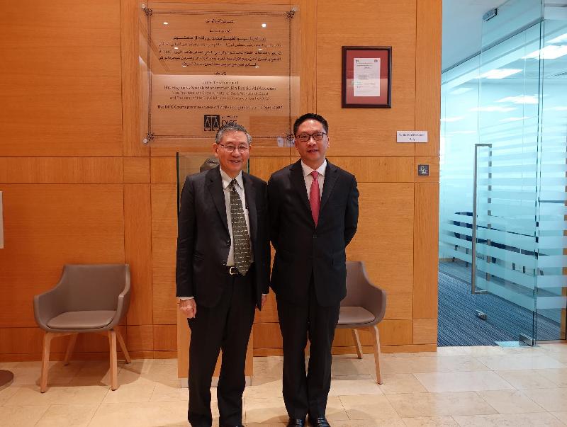 The Secretary for Justice, Mr Rimsky Yuen, SC, started his visit to Dubai, the United Arab Emirates, today (March 7). Photo shows Mr Yuen (right) meeting with the Chief Justice of the Dubai International Financial Centre Courts, Mr Michael Hwang, SC (left).