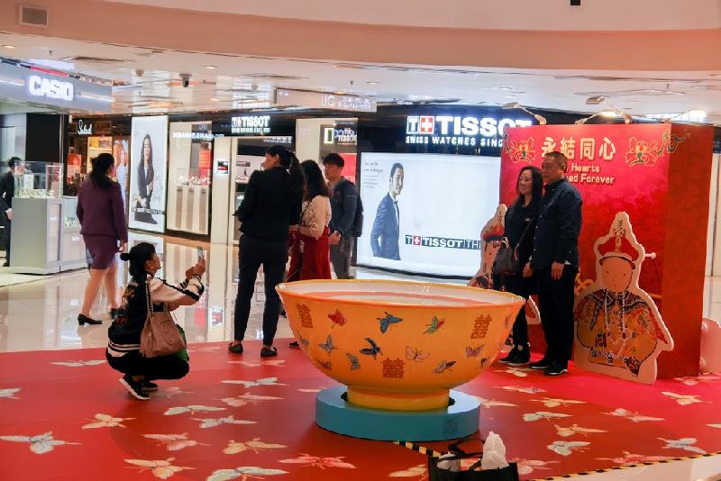 康樂及文化事務署現於中港城舉行《幸福閣》巡迴展覽，展期至三月二十日。圖示設有「永結同心」布景板的互動拍照區。