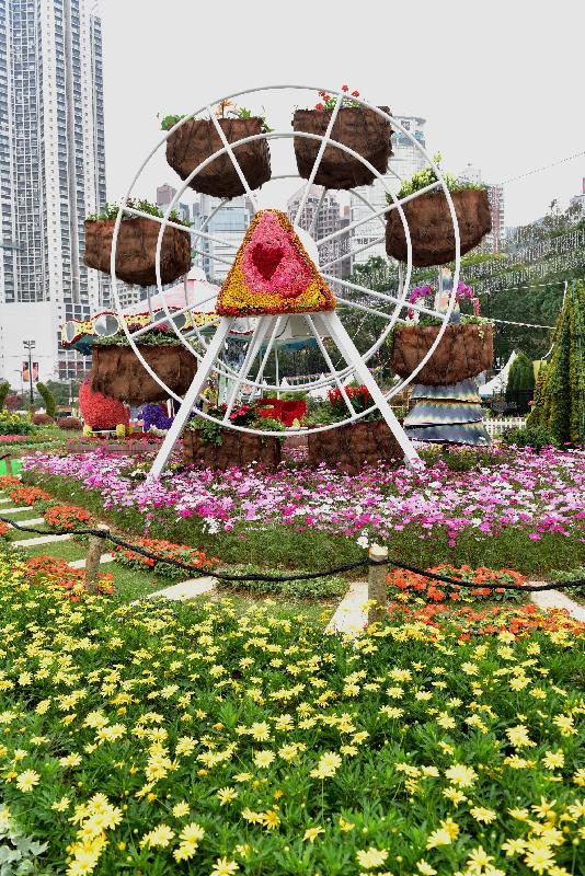 二零一七年香港花卉展覽明日（三月十日）至三月十九日在維多利亞公園舉行。鑲嵌花壇「遊園樂」以各式各樣傳統機動遊戲為造型，喚起遊人的快樂回憶。