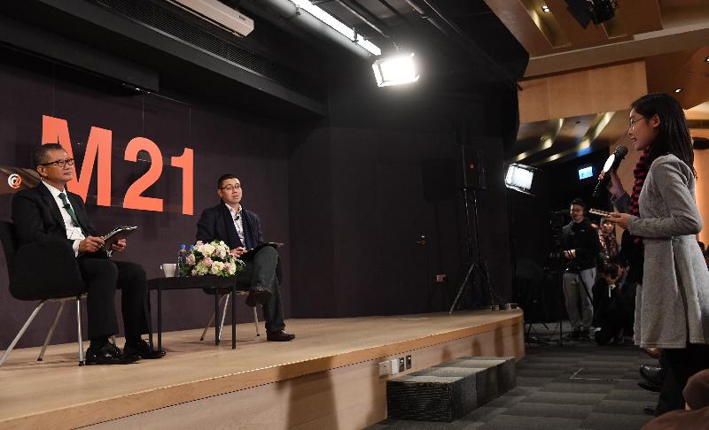财政司司长陈茂波今日（三月九日）下午出席香港青年协会举办的「预算案Online@M21」网上直播节目，与青年人讨论二○一七至一八年度《财政预算案》。图示陈茂波（左）与青年人讨论《财政预算案》。