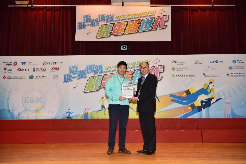 The Electrical and Mechanical Trades Expo 2017 - E&M New Generation launch ceremony was held today (March 10) at the Vocational Training Council Kwai Chung Complex, Kwai Chung. Picture shows the Director of Electrical and Mechanical Services, Mr Frank Chan (right), presenting a certificate of appointment to a member of the E&M New Generation Network. The Network will help promote the electrical and mechanical industry to the general public and enhance the professional image of the industry through experience sharing and promotion activities.