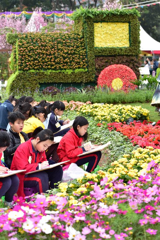 香港花卉展覽今日（三月十日）在維多利亞公園開幕。學生以場內繽紛美麗的景點為題材，投入參與繪畫比賽。