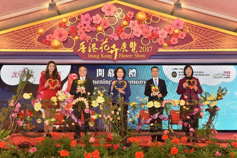The Hong Kong Flower Show opened at Victoria Park today (March 10). Officiating at the opening ceremony were (from right) the Director of Leisure and Cultural Services, Ms Michelle Li; the Hong Kong Jockey Club's Executive Director (Charities and Community), Mr Cheung Leong; the wife of the Chief Executive, Mrs Regina Leung; the Secretary for Home Affairs, Mr Lau Kong-wah; and the first runner-up and Miss Photogenic of Miss Hong Kong 2016, Miss Tiffany Lau.