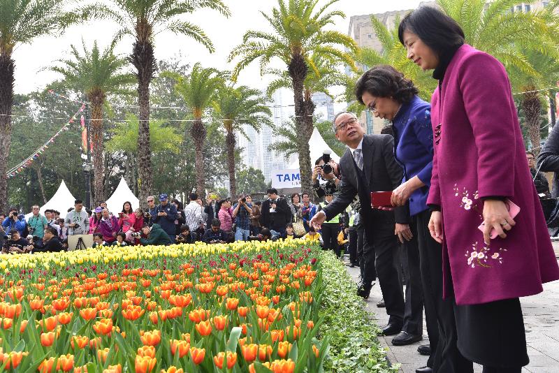 The Hong Kong Flower Show opened at Victoria Park today (March 10). Picture shows (from left) the Secretary for Home Affairs, Mr Lau Kong-wah; the wife of the Chief Executive, Mrs Regina Leung; and the Director of Leisure and Cultural Services, Ms Michelle Li, visiting the impressive tulip display.