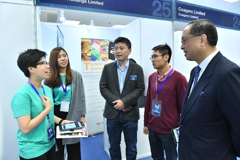 創新及科技局局長楊偉雄（右一）今日（三月十一日）出席香港電腦學會IT職業博覽2017，並參觀香港城市大學應用程式的攤位。