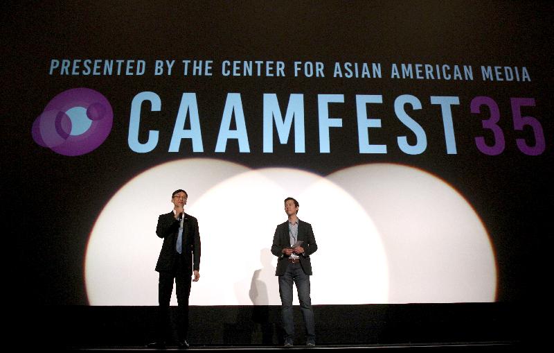 香港駐三藩市經濟貿易辦事處處長蔣志豪（左）今日（三藩市時間三月十二日）在電影《此情此刻》放映前致辭，讚揚香港的電影製作人。該電影為亞美電影節選映作品之一。