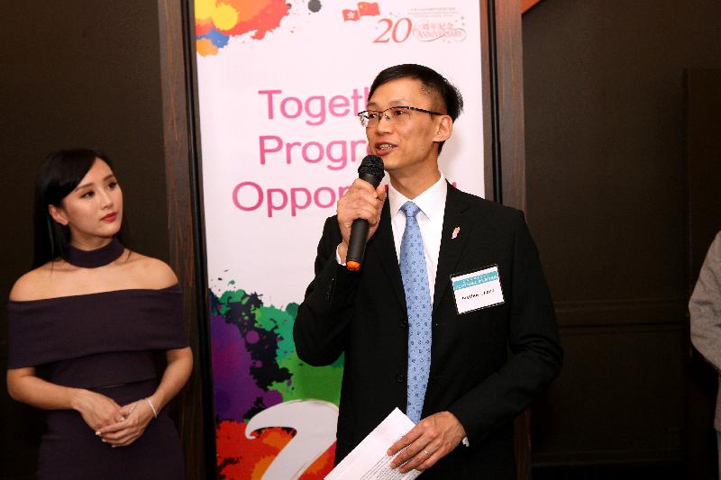 The Director of the Hong Kong Economic and Trade Office in San Francisco, Mr Ivanhoe Chang (right), speaks at the Hong Kong reception before the screening of “The Moment” in San Francisco today (March 12, San Francisco time) as part of CAAMFest.