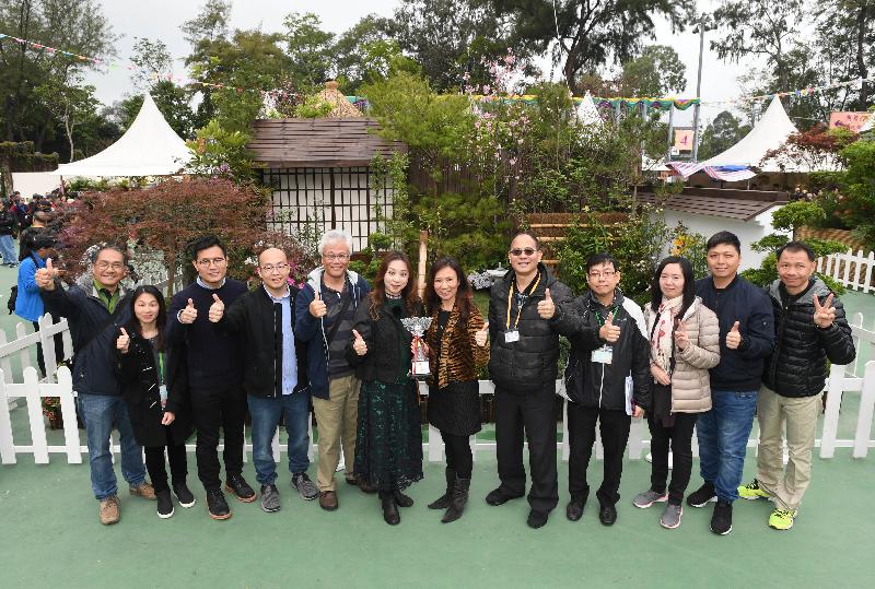The Hong Kong Flower Show 2017 is currently running at Victoria Park. Exhibits include the winning entries of the Leisure and Cultural Services Department's Oriental Style Garden Plot Competition and Western Style Garden Plot Competition. Designed by staff of the Sai Kung District Leisure Services Office, "Hanami with Love" won the Oriental Style Garden Plot Competition.