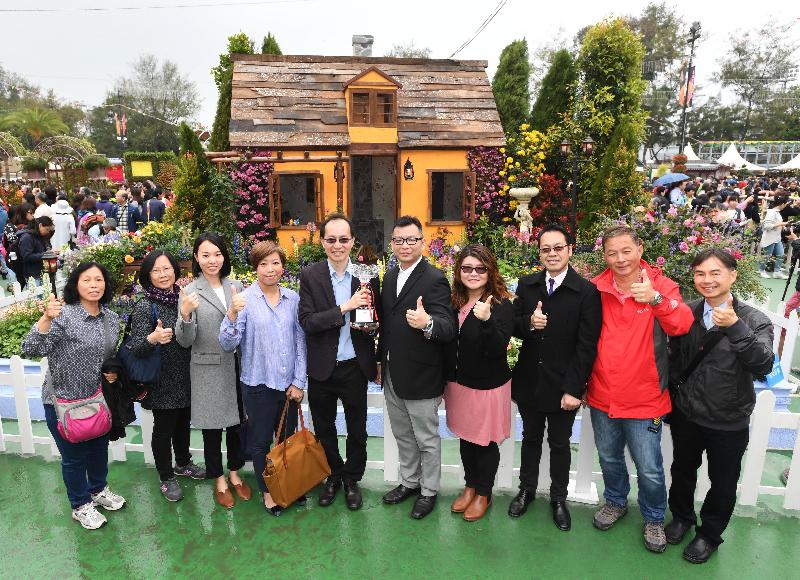 The Hong Kong Flower Show 2017 is currently running at Victoria Park. Exhibits include the winning entries of the Leisure and Cultural Services Department's Oriental Style Garden Plot Competition and Western Style Garden Plot Competition. Designed by staff of the Yau Tsim Mong District Leisure Services Office, "Redouté's Flower Sanctuary" has won the Western Style Garden Plot Competition.