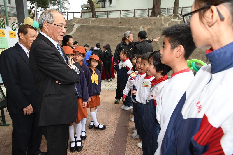 During his visit to Islands District today (March 16), the Secretary for Education, Mr Eddie Ng Hak-kim (second left), called on students and teachers of Kwok Man School during the Sports Day at Cheung Chau Sports Ground. Photo shows Mr Ng giving words of encouragement to students.