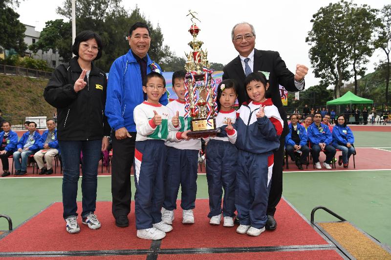 During his visit to Islands District today (March 16), the Secretary for Education, Mr Eddie Ng Hak-kim (back row, first right), presents prizes to winners at Kwok Man School’s Sports Day held at Cheung Chau Sports Ground.